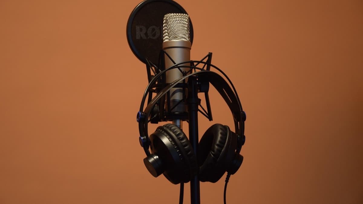 AI Voice Agents Explained (No Jargon)
